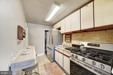 Kitchen - 714 Bethnal Rd, Baltimore, MD 21229 photo 2 of 4