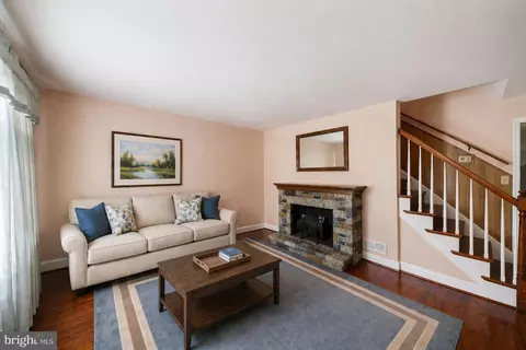 Living - 714 Bethnal Rd, Baltimore, MD 21229 photo 1 of 4