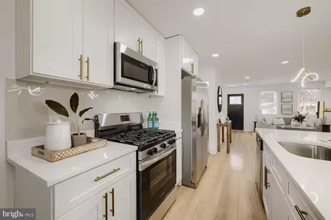 Entry Way - 4929 Edgemere Ave, Baltimore, MD 21215 photo 3 of 12