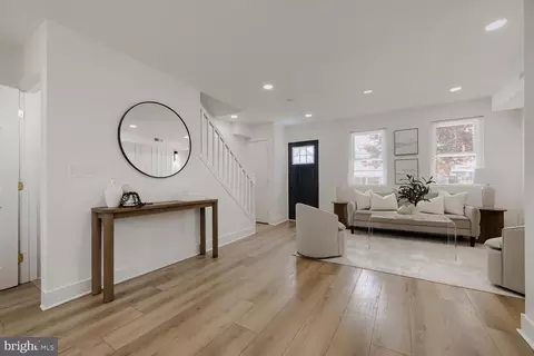 Entry Way - 4929 Edgemere Ave, Baltimore, MD 21215 photo 1 of 12