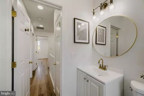 Entry Way - 4929 Edgemere Ave, Baltimore, MD 21215 photo 9 of 12