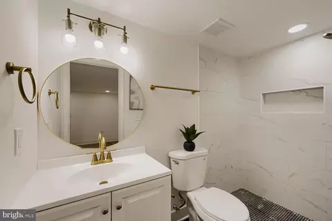 Bath - 4929 Edgemere Ave, Baltimore, MD 21215 photo 1 of 2