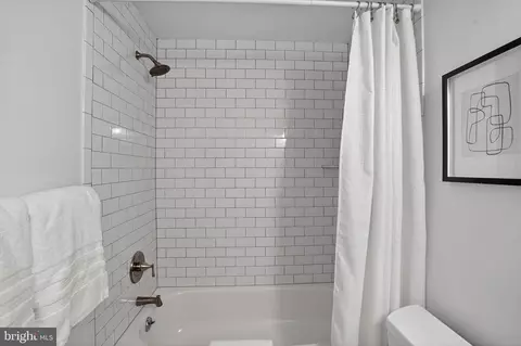 Bath - 823 S Sharp St, Baltimore, MD 21230 photo 2 of 6