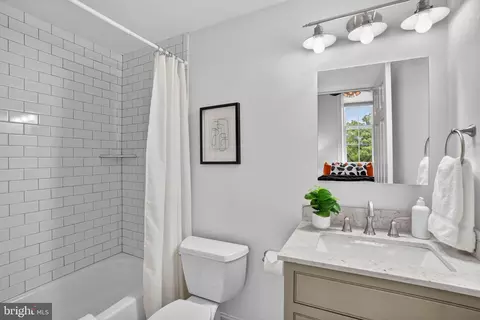 Bath - 823 S Sharp St, Baltimore, MD 21230 photo 1 of 6