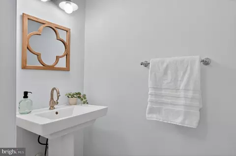 Bath - 823 S Sharp St, Baltimore, MD 21230 photo 6 of 6