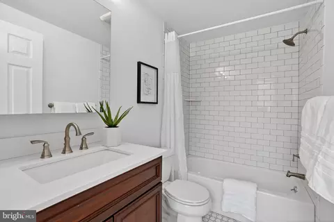 Bath - 823 S Sharp St, Baltimore, MD 21230 photo 3 of 6