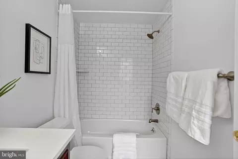 Bath - 823 S Sharp St, Baltimore, MD 21230 photo 4 of 6