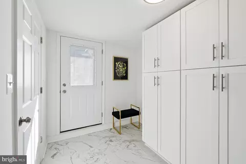 Entry Way - 3731 Falls Rd, Baltimore, MD 21211 photo 6 of 8