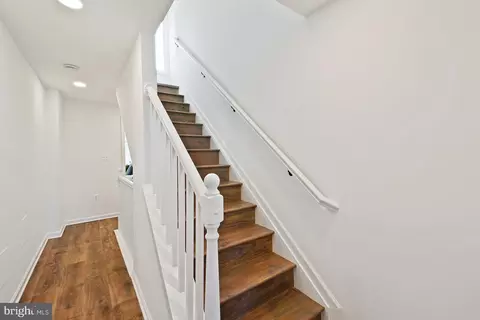 Entry Way - 3731 Falls Rd, Baltimore, MD 21211 photo 7 of 8