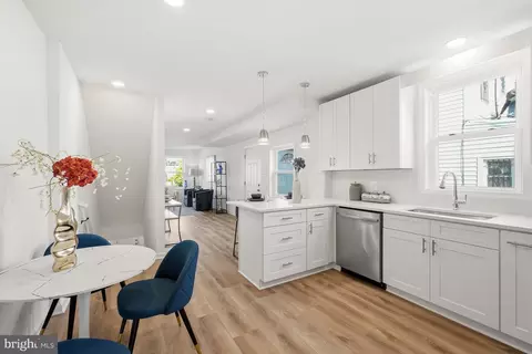 Entry Way - 3731 Falls Rd, Baltimore, MD 21211 photo 4 of 8
