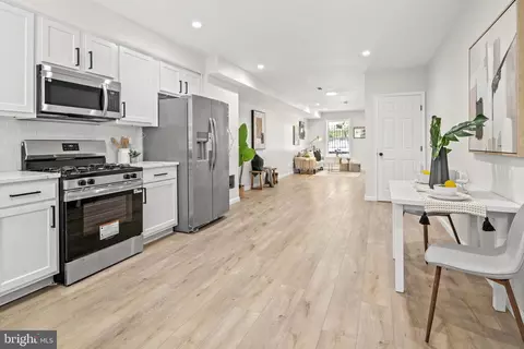 Entry Way - 2813 Kirk Ave, Baltimore, MD 21218 photo 6 of 11