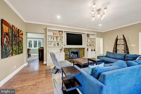 Living - 904 Bellemore Rd, Baltimore, MD 21210 photo 1 of 5
