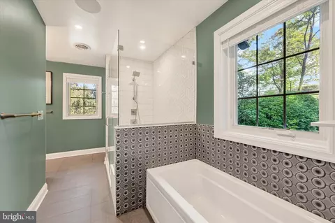Bath - 904 Bellemore Rd, Baltimore, MD 21210 photo 4 of 10