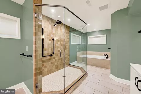 Bath - 904 Bellemore Rd, Baltimore, MD 21210 photo 8 of 10