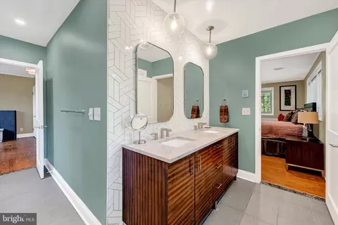Bath - 904 Bellemore Rd, Baltimore, MD 21210 photo 5 of 10