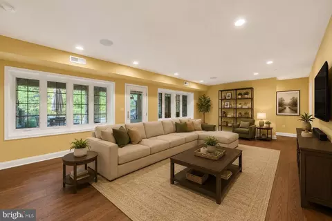 Living - 904 Bellemore Rd, Baltimore, MD 21210 photo 3 of 5