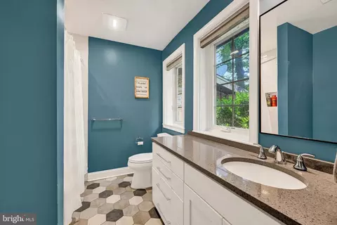 Bath - 904 Bellemore Rd, Baltimore, MD 21210 photo 3 of 10