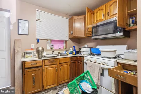 Entry Way - 3709 Mount Pleasant Ave, Baltimore, MD 21224 photo 6 of 10