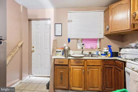 Entry Way - 3709 Mount Pleasant Ave, Baltimore, MD 21224 photo 7 of 10