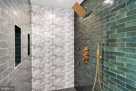 Bath - 1342 Andre St, Baltimore, MD 21230 photo 3 of 12