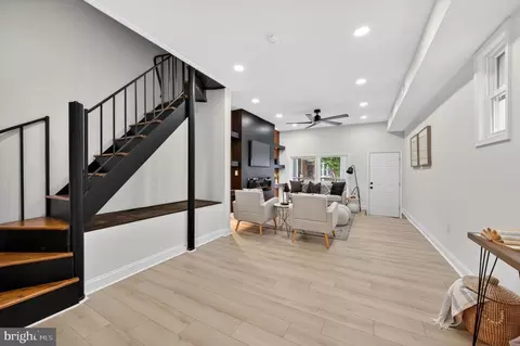 Entry Way - 3909 Norfolk Ave, Baltimore, MD 21216 photo 2 of 10