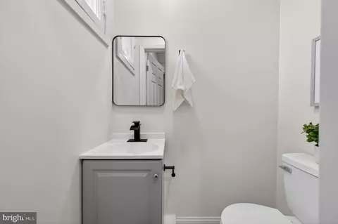Entry Way - 3909 Norfolk Ave, Baltimore, MD 21216 photo 7 of 10