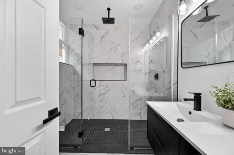 Bath - 3909 Norfolk Ave, Baltimore, MD 21216 photo 2 of 8