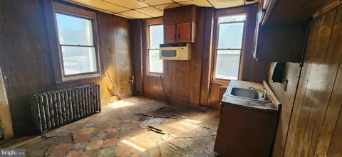 Entry Way - 1746 E Oliver St, Baltimore, MD 21213 photo 4 of 7