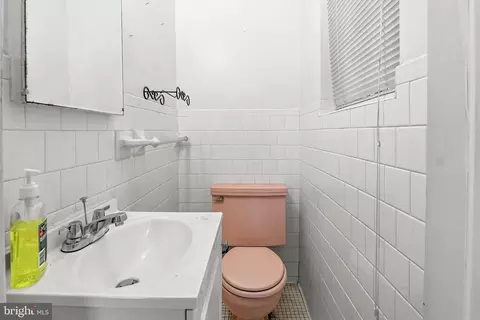 Bath - 828 E Belvedere Ave, Baltimore, MD 21212 photo 2 of 4