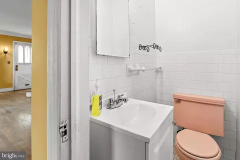 Bath - 828 E Belvedere Ave, Baltimore, MD 21212 photo 1 of 4