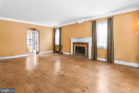 Living - 828 E Belvedere Ave, Baltimore, MD 21212 photo 2 of 7