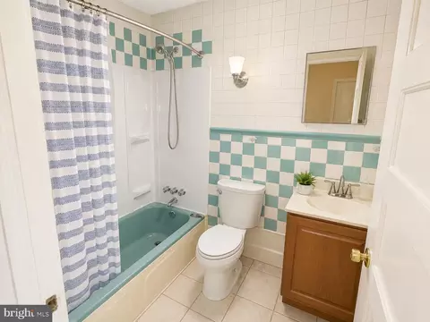 Bath - 3416 Holmes Ave, Baltimore, MD 21217 photo 1 of 1