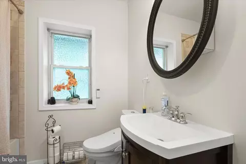 Bath - 4200 Diller Ave, Baltimore, MD 21206 photo 1 of 2