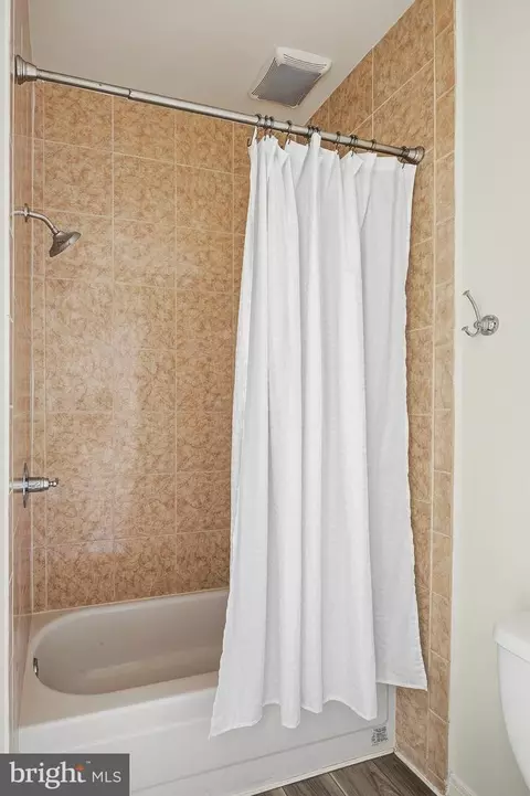Bath - 459 W 24th St, Baltimore, MD 21211 photo 4 of 4
