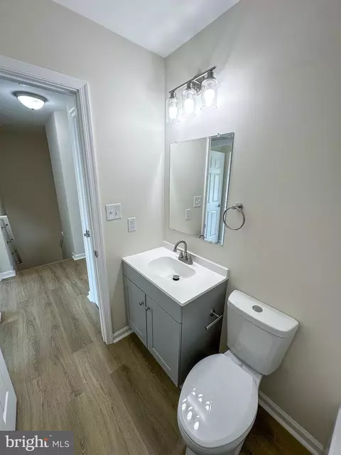 Bath - 605 Collett St, Baltimore, MD 21217 photo 3 of 4