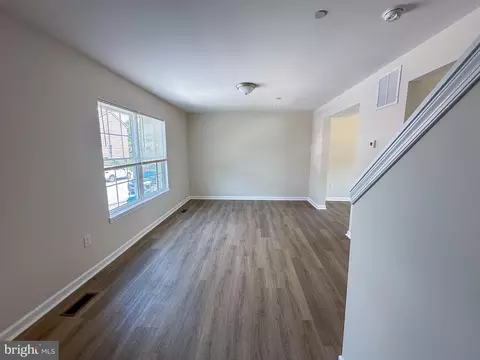 Living - 605 Collett St, Baltimore, MD 21217 photo 3 of 4