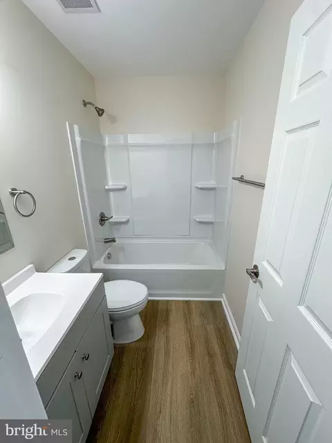 Bath - 605 Collett St, Baltimore, MD 21217 photo 2 of 4
