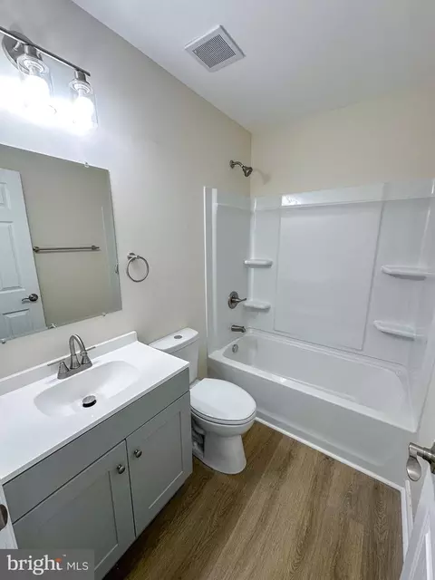 Bath - 605 Collett St, Baltimore, MD 21217 photo 1 of 4