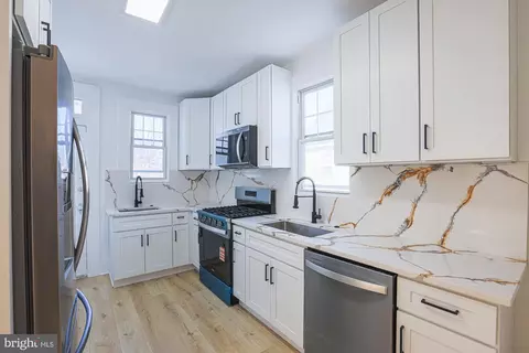Entry Way - 3916 W Strathmore Ave, Baltimore, MD 21215 photo 2 of 7