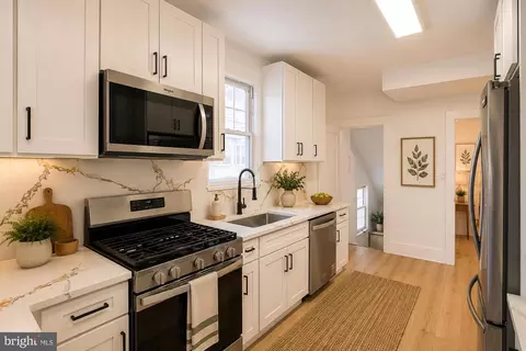 Entry Way - 3916 W Strathmore Ave, Baltimore, MD 21215 photo 3 of 4