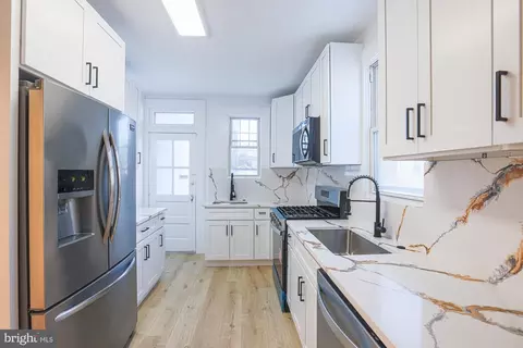 Entry Way - 3916 W Strathmore Ave, Baltimore, MD 21215 photo 3 of 7