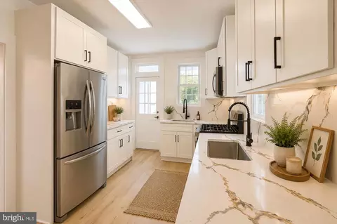 Entry Way - 3916 W Strathmore Ave, Baltimore, MD 21215 photo 4 of 4