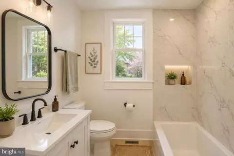 Bath - 3916 W Strathmore Ave, Baltimore, MD 21215 photo 1 of 3