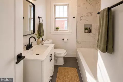 Bath - 3916 W Strathmore Ave, Baltimore, MD 21215 photo 3 of 3