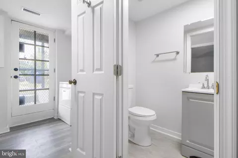 Entry Way - 3319 Leighton Ave, Baltimore, MD 21215 photo 17 of 20