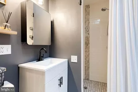 Bath - 36 N Decker Ave, Baltimore, MD 21224 photo 3 of 5