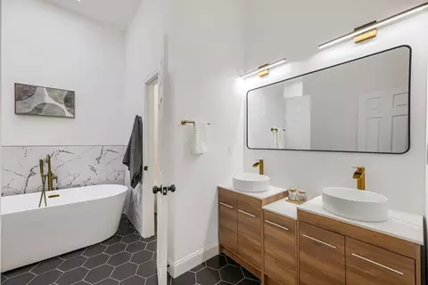 Bath - 1704 Madison Ave, Baltimore, MD 21217 photo 3 of 5