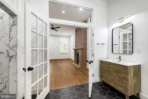 Entry Way - 1704 Madison Ave, Baltimore, MD 21217 photo 6 of 9