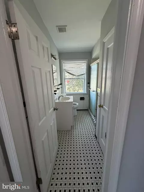 Entry Way - 1239 Walters Ave, Baltimore, MD 21239 photo 6 of 9