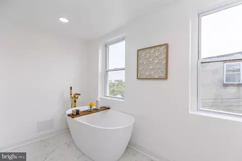 Bath - 535 Robert St, Baltimore, MD 21217 photo 5 of 9